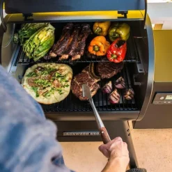 Barbecue électrique à pellets noir Traeger modèle IronWood 650 - 115 x 68 x 122 cm