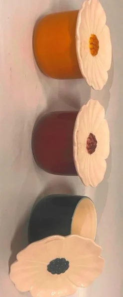 Boîte en céramique colorée avec couvercle blanc forme fleur Paula