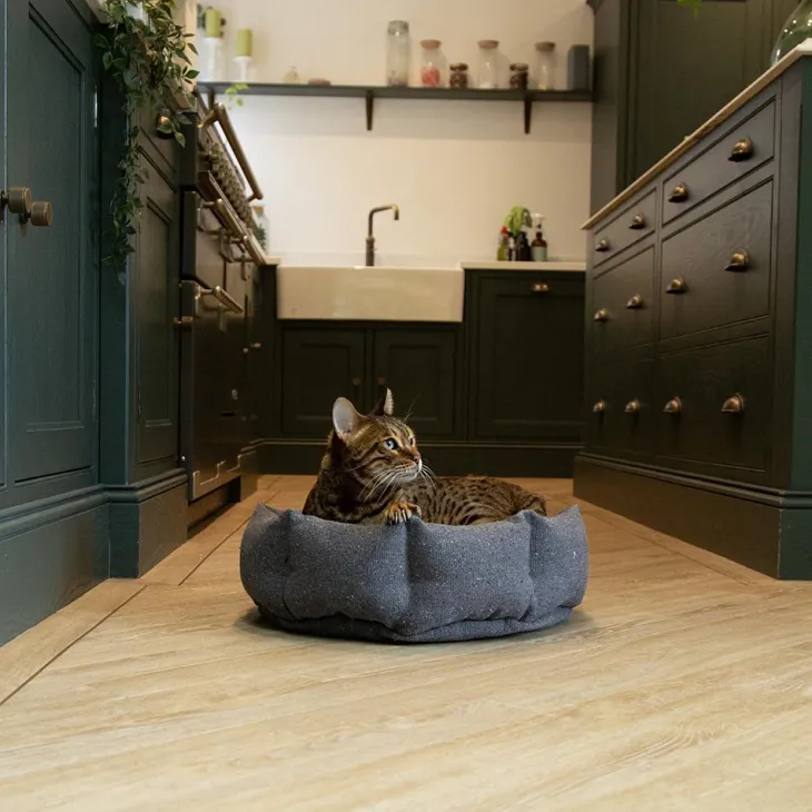 Corbeille pour chat en tissu gris anthracite Scruffs Eco Eden - 45 cm