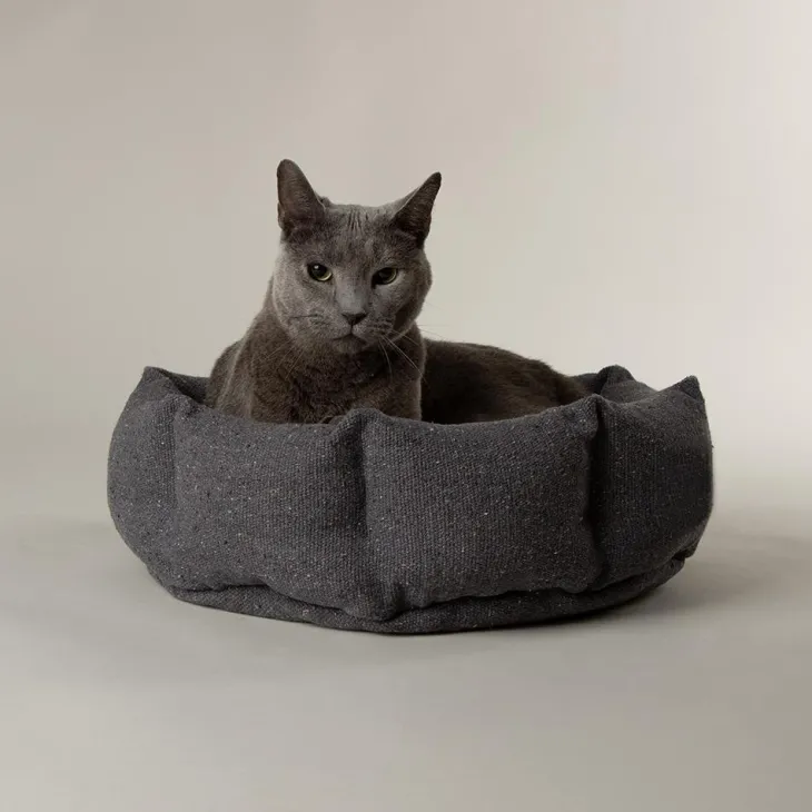 Corbeille pour chat en tissu gris anthracite Scruffs Eco Eden - 45 cm