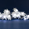 Guirlande lumineuse avec poinsettias blancs à 10 LED blanc froid et câble argent sur piles - 1,80 m