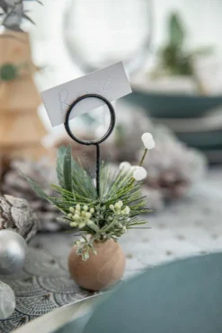 Porte-carte coloris vert avec boules en bois, pommes de pin, eucalyptus et paillettes Mordern – 13 x 7 x 7 cm