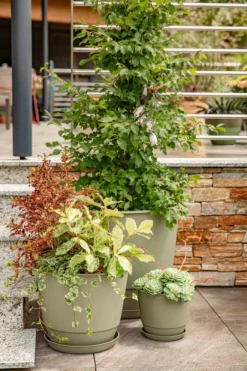 Pot en matière recyclée coloris vert kaki Poetic Joy 40 - Ø 38,6 x H 31,2 cm