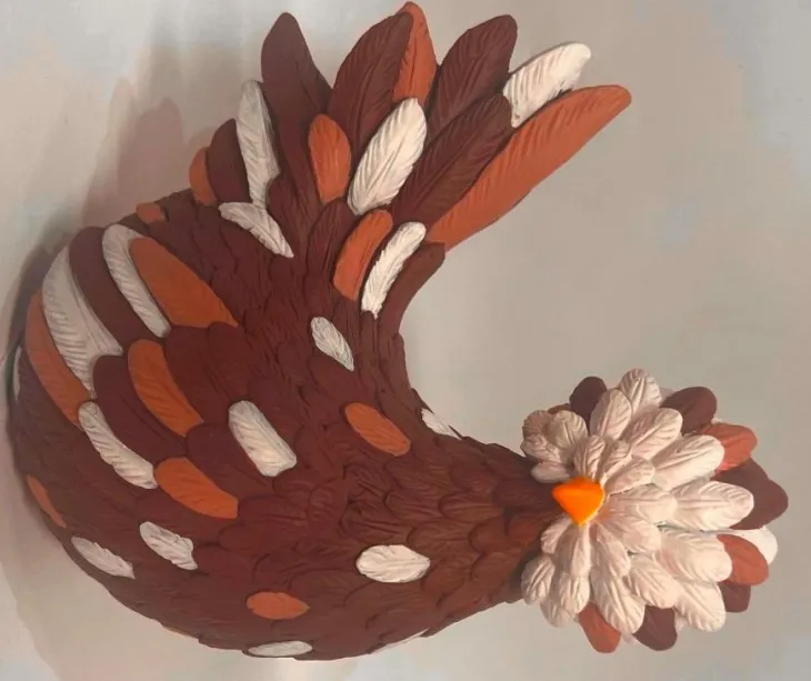 Poule multicolore en résine Isabelle