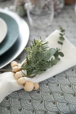 Rond de serviette coloris vert avec boules en bois, pommes de pin, eucalyptus et paillettes Modern – 6 x 9 x 9 cm