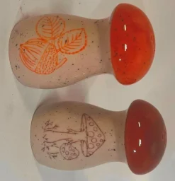 Salière et poivrière forme champignon en grès beige à motif orange ou rouge Hector - H 7,5 cm