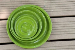 Soucoupe en terre cuite émaillée vert Forêt Les Poteries d’Albi - Ø 28 cm