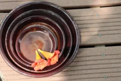 Soucoupe en terre cuite émaillée marron châtaigne Les Poteries d’Albi - Ø 36 cm