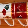 Tasses en porcelaine motifs et couleurs de Noël Rudolphe avec support tour en métal - 10 x 8,5 x 6,8 cm